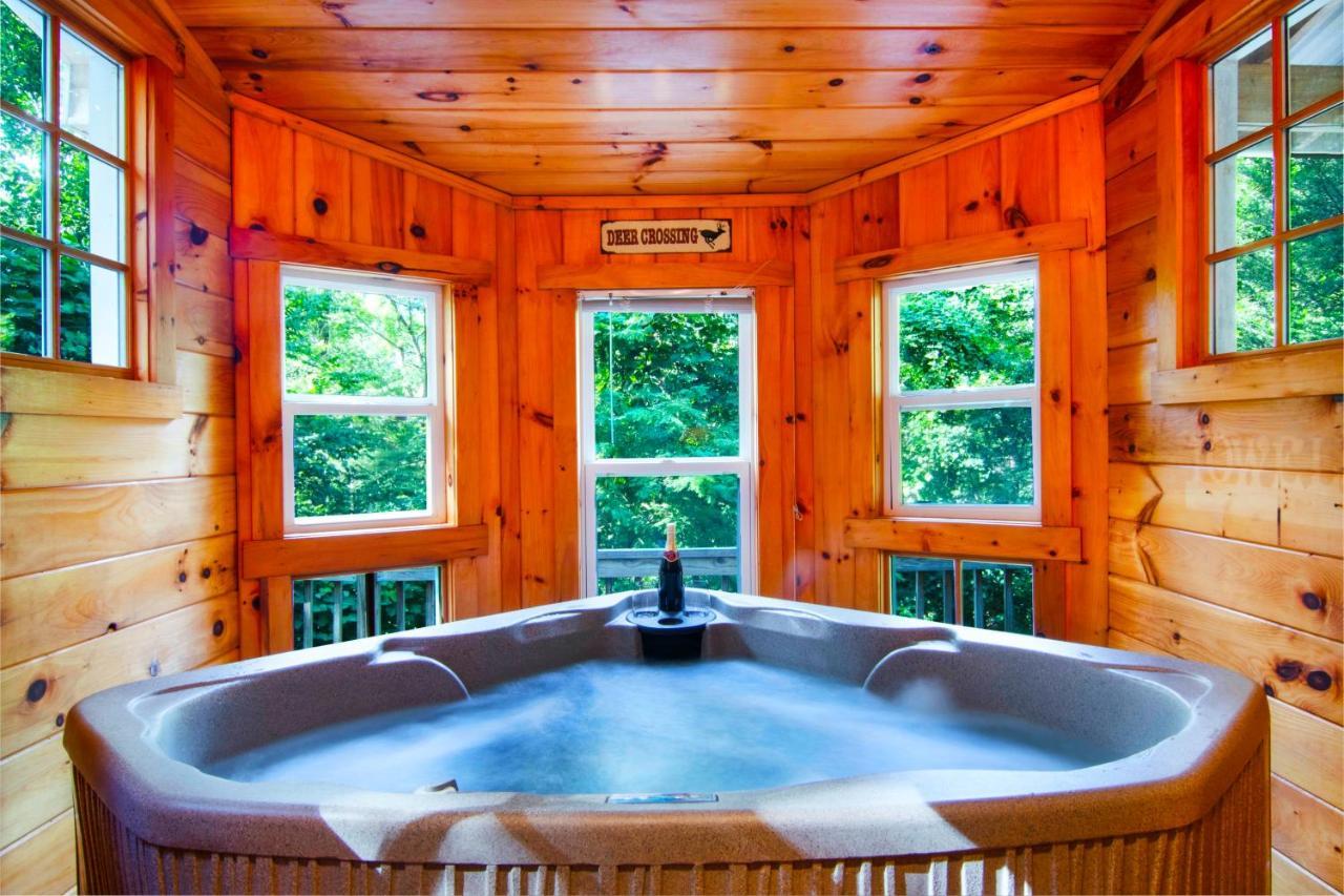 Cozy Retreat - Hot Tub, Fireplace & Fire Pit