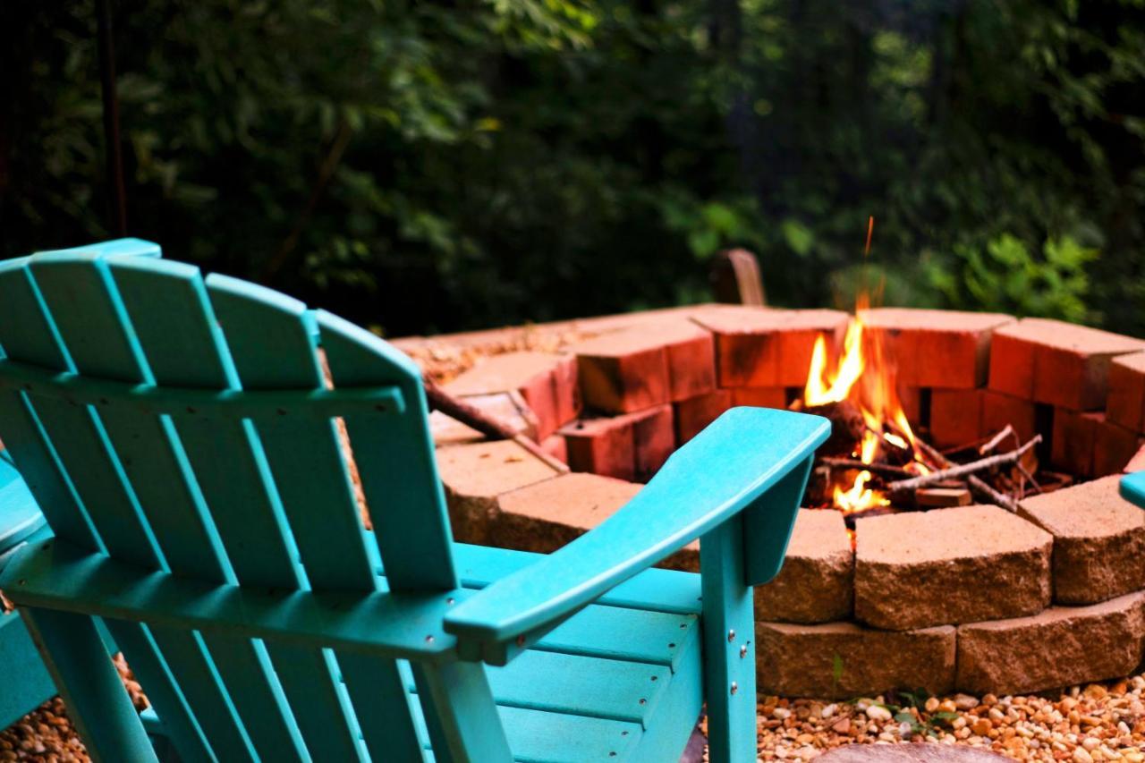 Cozy Retreat - Hot Tub, Fireplace & Fire Pit
