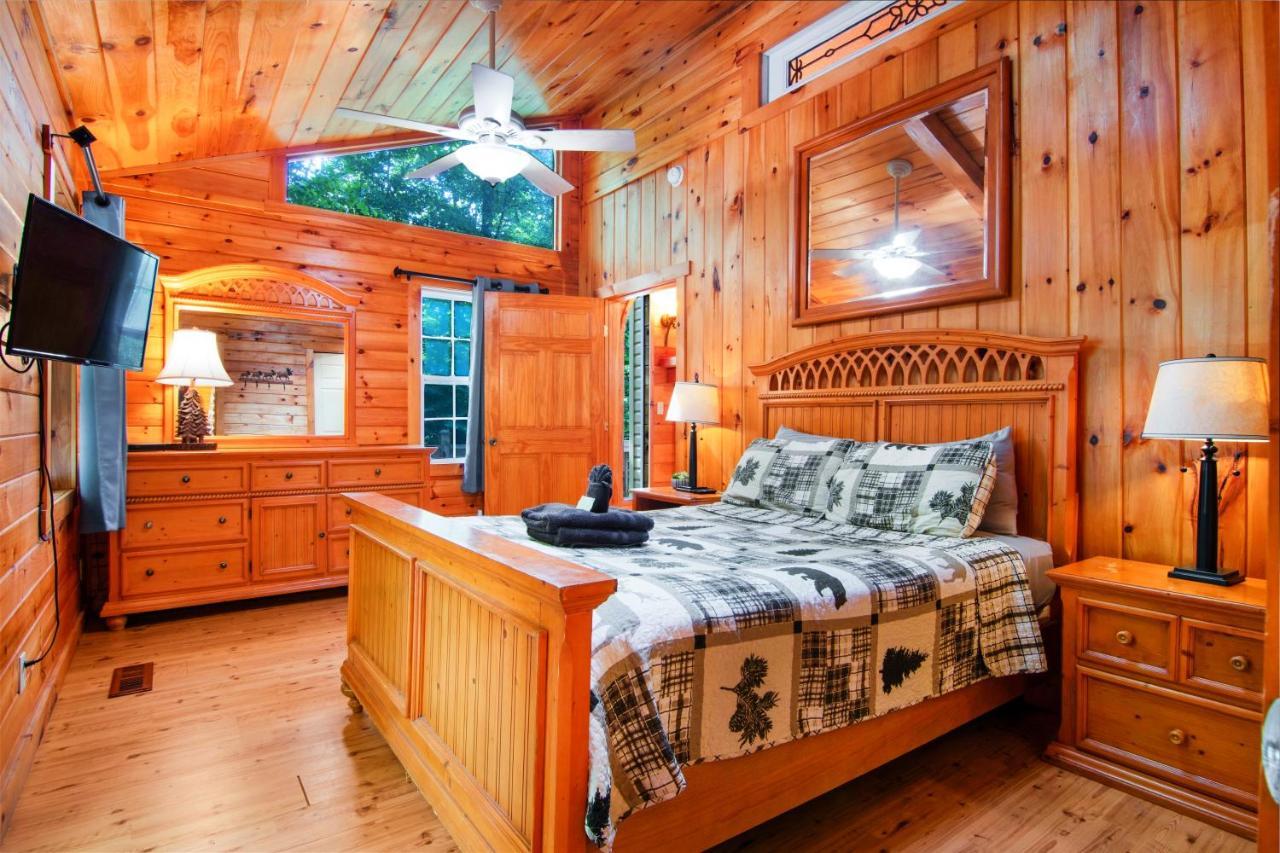 Cozy Retreat - Hot Tub, Fireplace & Fire Pit