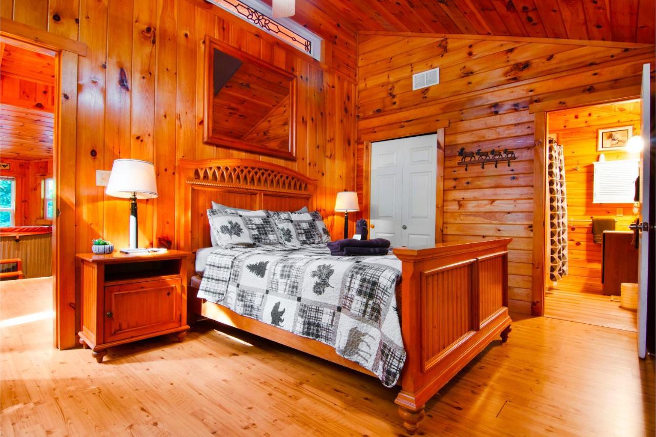 Cozy Retreat - Hot Tub, Fireplace & Fire Pit