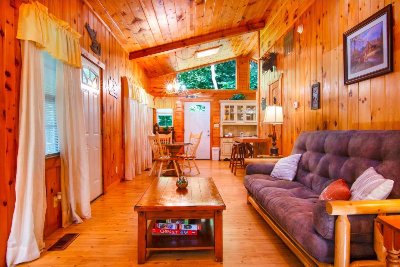 Cozy Retreat - Hot Tub, Fireplace & Fire Pit